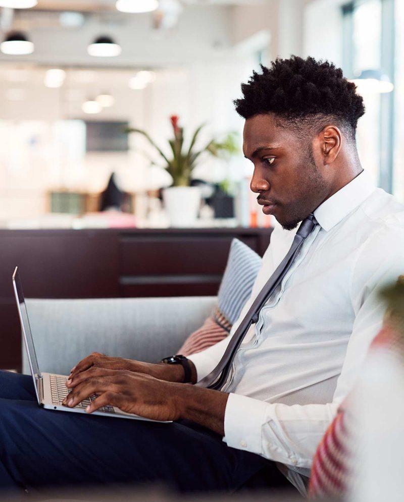 businessman-working-on-laptop-at-desk-in-shared-wo-2026-01-05-22-45-51-utc